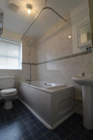 2 bedroom end of terrace house to rent - Photo 3