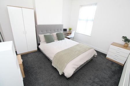 4 bedroom detached house to rent - Photo 2