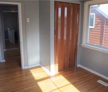 For Lease - 9 Oakworth (main and second floor) Crescent, Toronto, O... - Photo 4