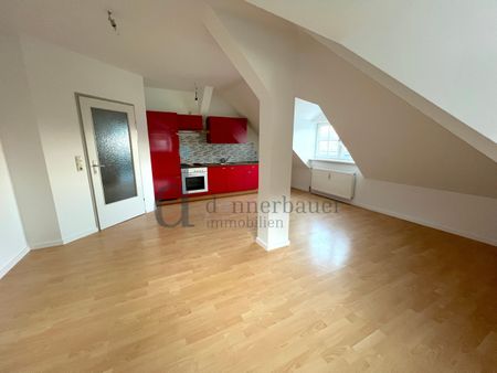 Lichtdurchflutete Dachgeschosswohnung – ab sofort einziehen! - Photo 2