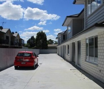 This beautifully designed three-bedroom, two-bathroom townhouse off... - Photo 2