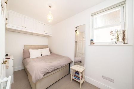 3 bedroom flat to rent - Photo 4