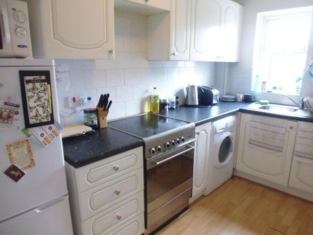 2 bedroom flat to rent - Photo 2