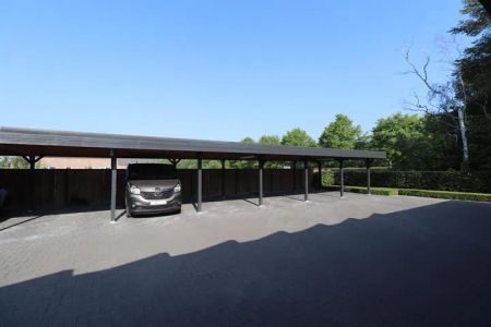 Prachtig appartement te huur met 2 slaapkamers en carport, ideaal gelegen! - Photo 2