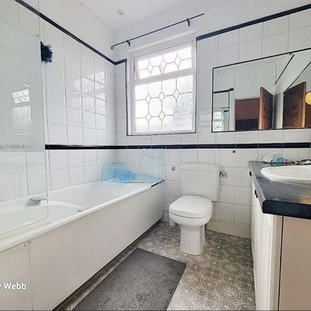 1 bedroom in a house share to rent - Photo 3