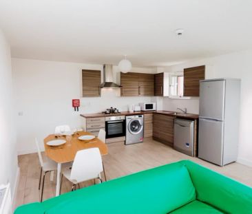 Large 2, 3 & 4 Bedroom flats - Photo 4