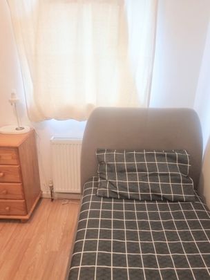 Room in a Shared Flat, Lairdale Close, SE21 - Photo 1
