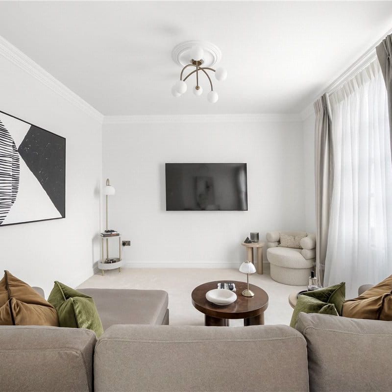 Set on one of the most prestigious addresses in the Royal Borough, this elegant top-floor apartment (with direct lift access) offers two double bedrooms overlooking the garden square, two bathrooms, and a bright rear-facing reception room. EPC rating - Photo 1