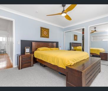 Bright & Airy 3-Bedroom Home – Walk to the Broadwater and Local Ame... - Photo 5