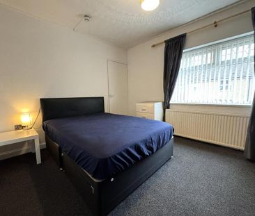 4 bedroom end of terrace house to rent - Photo 5