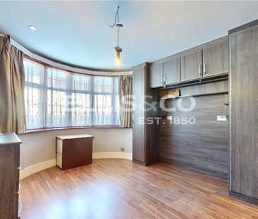 4 bedroom end of terrace house to rent - Photo 3