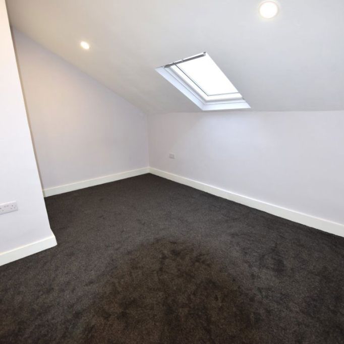 4 bedroom House in Highthorne View, Leeds - Photo 1