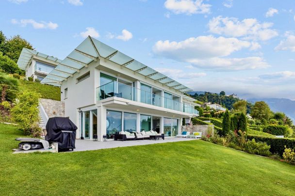 Furnished contemporary villa with lake view - Photo 1