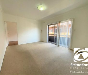 SPACIOUS 1 BEDROOM UNIT, BALCONY + CAR SPACE - Photo 1
