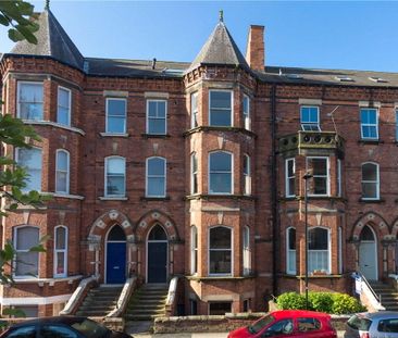 A stunning top floor apartment in this handsome bay fronted period ... - Photo 5