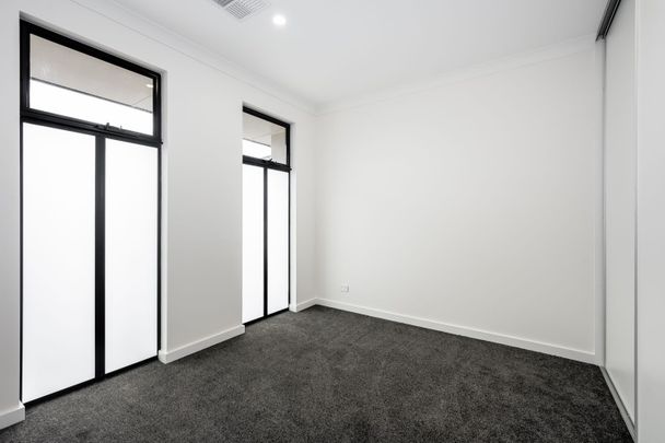 Stunning Executive Home - Midway Between City and Beach! - Photo 1