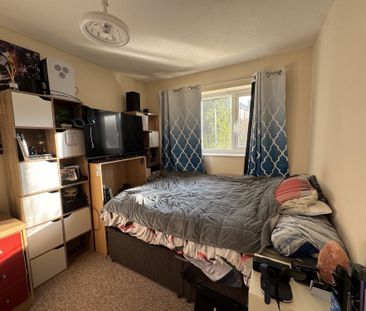 Matthews Drive, Crawley, Maidenbower - Photo 3