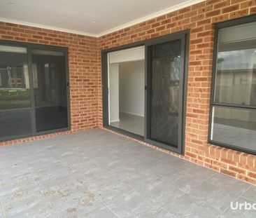 Four Bedroom Family Home with extra parking for Caravan or Boat! - Photo 1