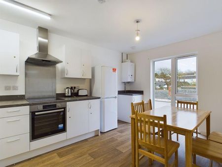 1 bedroom in a flat share to rent - Photo 2