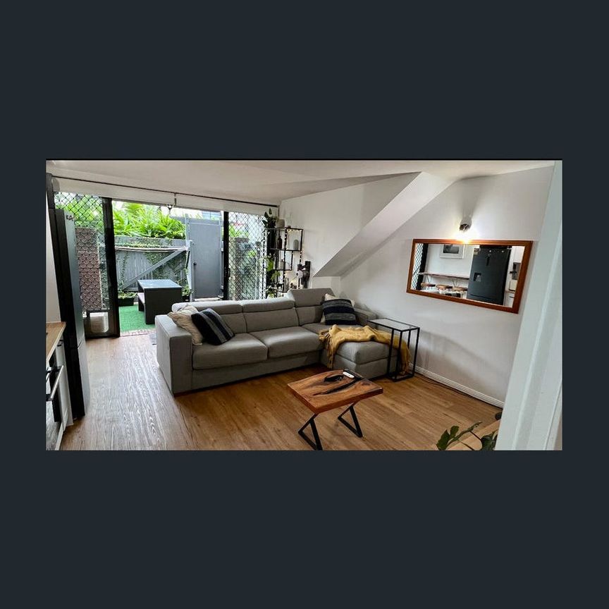 Newly Renovated 1 Bed, 1 Bath, 1 Car Apartment – Heart of Fortitude Valley - Photo 1