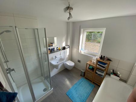 Lichtdurchflutete Erdgeschosswohnung mit Terrasse und Garten - Foto 4