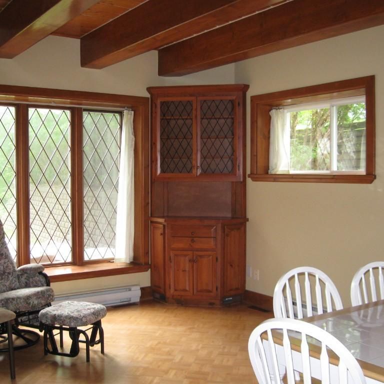 Petit 4 1/2 demi sous-sol, complètement meublé, tout inclu, quartier Champigny, 1 stationnement. - Photo 1