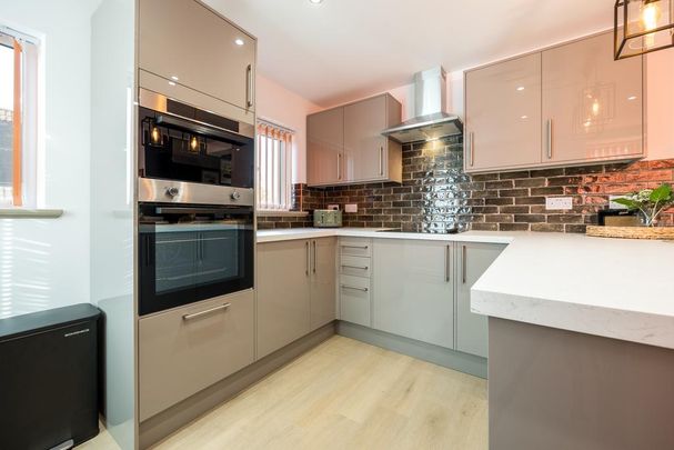 1 bedroom in a house share to rent - Photo 1