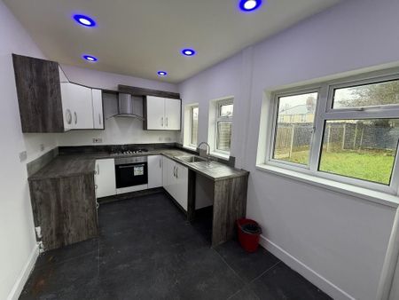 3 bedroom end of terrace house to rent - Photo 5