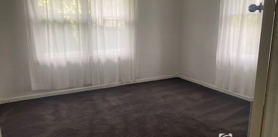 CONVENIENCE AND COMFORT IN CENTRAL BAIRNSDALE - Photo 2