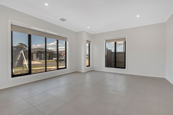 SPACIOUS, LIGHT & BRIGHT FAMILY HOME - Photo 1