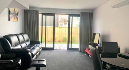 Stylish fully furnished townhouse with a private courtyard very handy to the inner city! - Photo 3