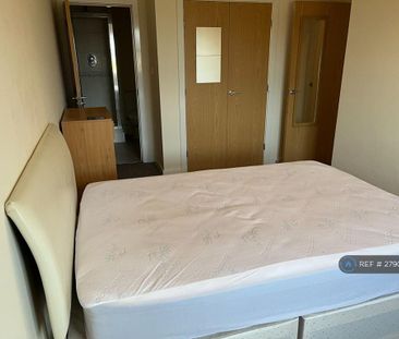 3 bedroom flat to rent - Photo 4