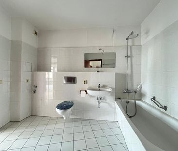 geräumige und zentrale 2-Raumwohnung mit separater Küche und Wanne ! - Photo 1