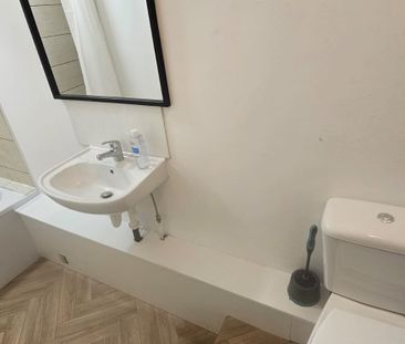 4 Bed - 73 Burly Lodge Terrace, Hyde Park, Leeds - LS6 1QD - Student - Photo 3