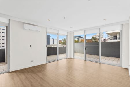 Oversized CBD Apartment - Photo 2