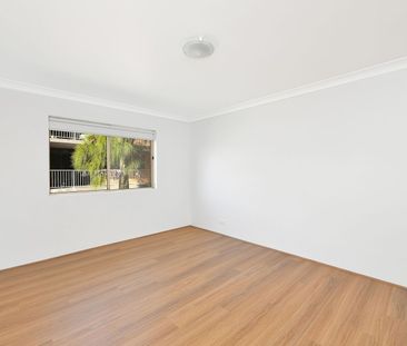 Spacious, Light Filled Three bedroom Apartment - Photo 6