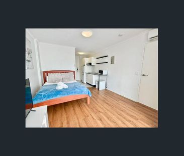 Stylish South Brisbane Studio —Resort-Style Living - Photo 4