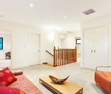 Modern design - McKinnon School Zone! - Photo 3