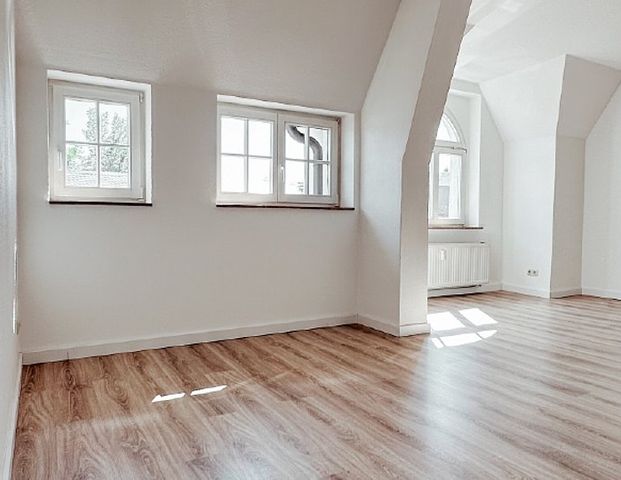 helle renovierte Dachgeschosswohnung mit Ausblick mieten - Foto 1