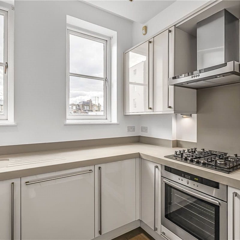 A stunning second floor apartment located on a quiet mews in central Marylebone. - Photo 1