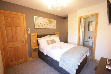 1 bedroom in a house share to rent - Photo 2