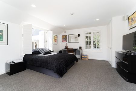 Luxurious Fully Furnished Home with Pool and Gym in Prime Epsom Location - Photo 4