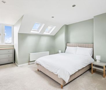 SHORT LET: A beautifully presented two-bedroom split-level apartment, ideally situated on the highly desirable Friars Stile Road in the heart of Richmond. - Photo 4