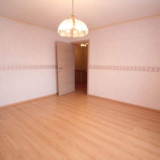 Verzorgde rijwoning met garage en tuin - Photo 1