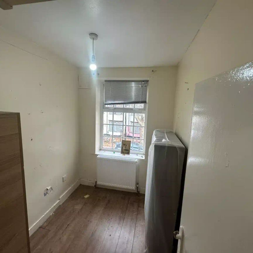 6 Bedroom 2 Bathroom Apartment - Photo 1