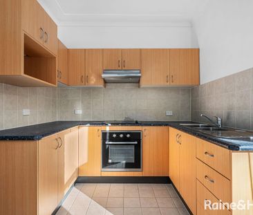 Sun-Drenched Apartment Offering Space & Privacy - Photo 4