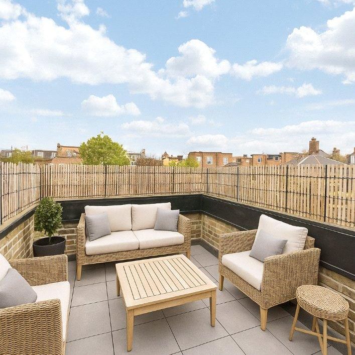 4 bedroom terraced house to rent - Photo 1