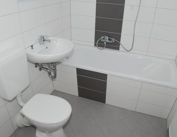 Kleine 2-Raum-Wohnung mit Badewanne - Foto 1