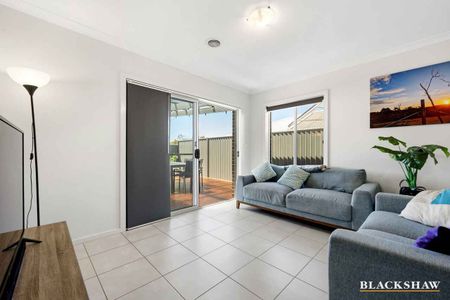 SINGLE LEVEL 3 BEDROOM HOME ACROSS FROM GOOGONG SHOPS, PARK AND SCHOOL - Photo 3
