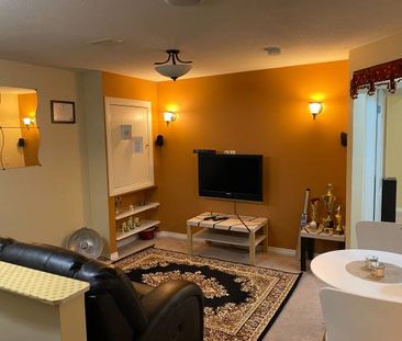 Professionally Furnished Basement Suite Near Airport - Photo 4